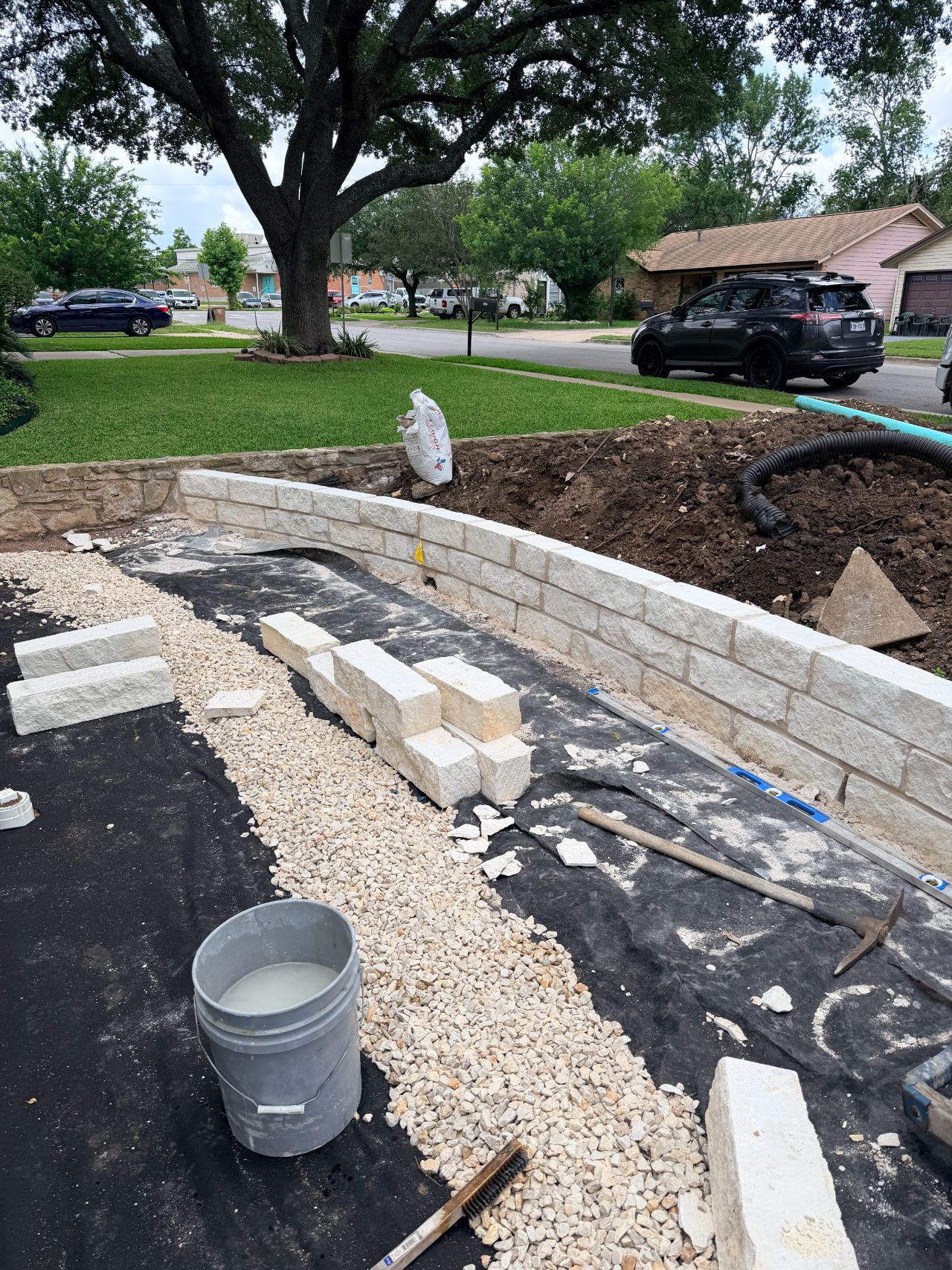 Curved stone garden wall built by Corral Bros in Austin, TX